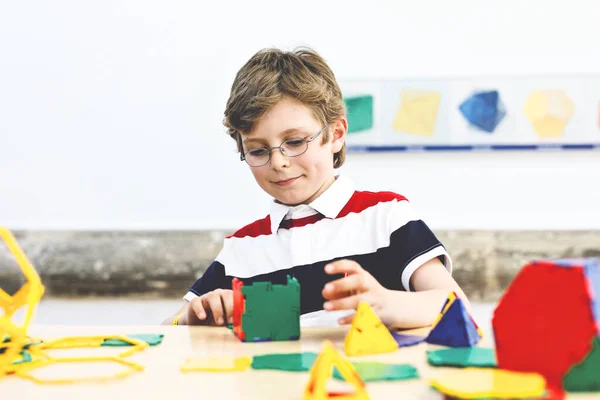 Gözlüklü Küçük Çocuk Okulda Anaokulunda Plastiklerle Oynuyor Mutlu Çocuk Yapımı — Stok fotoğraf