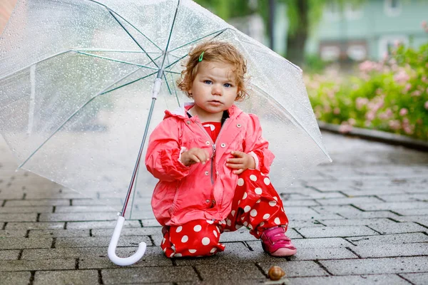Şirin Bebek Kız Keşfetmek Salyangoz Bir Yürüyüş Yağmurlu Günde Eğleniyor — Stok fotoğraf