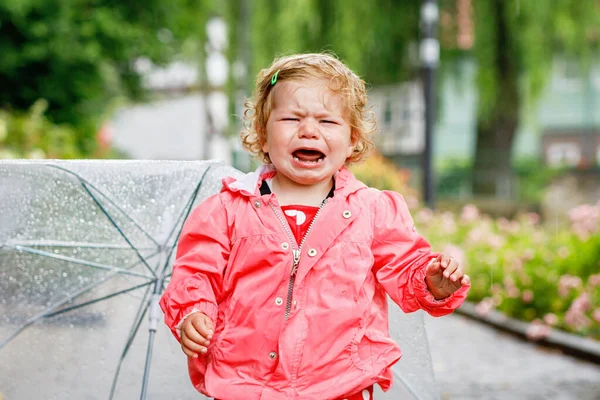 可爱的哭哭啼啼的小女孩在散步 小孩和父母一起去散步 穿着雨衣的沮丧的健康的孩子哭了 不快乐又饿 — 图库照片