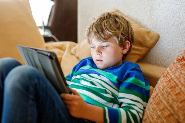 태블릿 컴퓨터를 초등학생 온라인 집에서 배우고 공부하고 수있는 노트북 스크린 — 스톡 사진