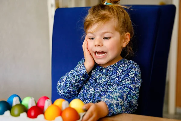 Aufgeregte Kleine Mädchen Färben Eier Für Ostern Kind Schaut Überrascht — Stockfoto