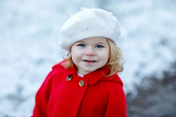 Открытый Зимний Портрет Маленькой Симпатичной Девочки Красном Пальто Белой Модной — стоковое фото