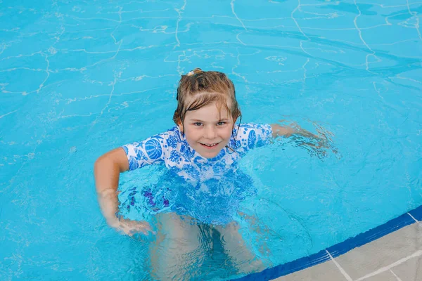 Küçük Anaokulu Kızı Oteldeki Yüzme Havuzunda Oynuyor Çocuk Havuzda Yüzmeyi — Stok fotoğraf