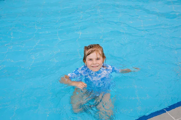 Маленькая Дошкольница Играет Открытом Бассейне Курорте Отеля Ребенок Учится Плавать — стоковое фото