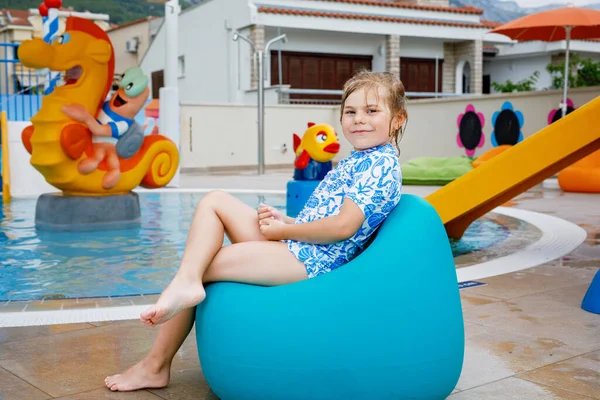 Niña Preescolar Sentada Junto Piscina Aire Libre Complejo Hotelero Niños — Foto de Stock