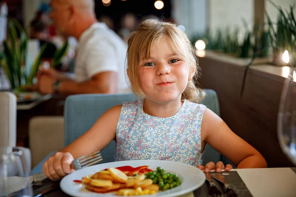 リゾートレストランで朝食を取っている愛らしい少女 幸せな就学前の子供は午前中に健康的な食べ物 卵を食べる — ストック写真