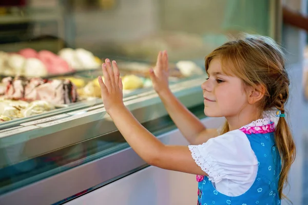 Cute Little Preschool Girl Choosing Buying Ice Cream Outdoor Stand — Stock Photo, Image