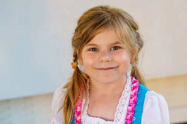 Portrét Šťastně Usmívající Školačky Bavorských Šatech Venku Dítě Blonďatými Vlasy — Stock fotografie
