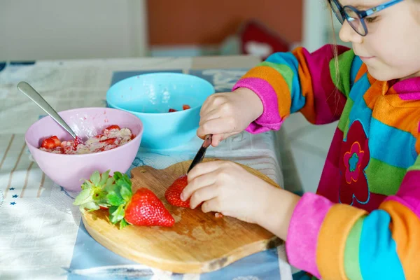 Littl Vorschulkinder Lernen Wie Man Mit Einem Messer Erdbeeren Schneidet — Stockfoto
