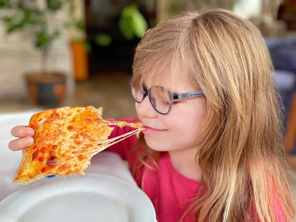 Küçük Okul Öncesi Kızı Bir Dilim Pizza Yiyor Mutlu Çocuk — Stok fotoğraf