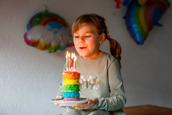 Счастливой Маленькой Дошкольницы Празднующей День Рождения Симпатичный Улыбающийся Ребенок Домашним — стоковое фото