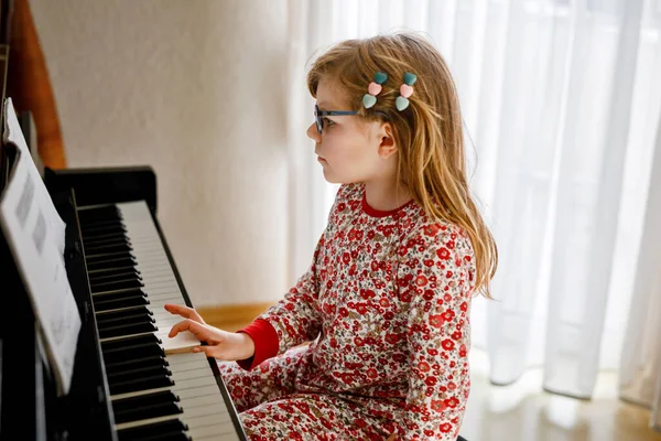 Маленькая Счастливая Девочка Играет Пианино Гостиной Милый Дошкольный Ребенок Очках — стоковое фото