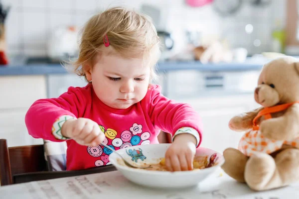 Entzückendes Kleines Mädchen Das Aus Gabelgemüse Und Nudeln Isst Ernährung — Stockfoto