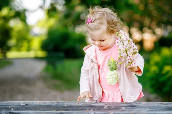 Leuk Schattig Peuter Meisje Speelt Met Bloeiende Kastanje Bloemen Baby — Stockfoto