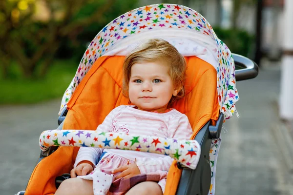 在婴儿车或婴儿车里坐着一个可爱的 带着微笑的小女孩的画像 然后去散步 快乐可爱的孩子在户外玩的开心 健康的女儿 — 图库照片