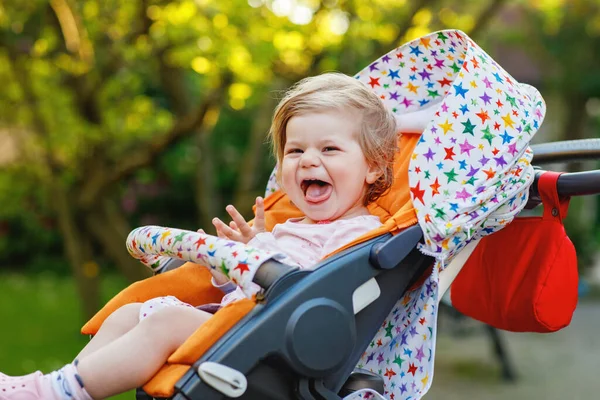 Retrato Pequena Menina Sorrindo Bonito Sentado Carrinho Carrinho Bebê Indo — Fotografia de Stock