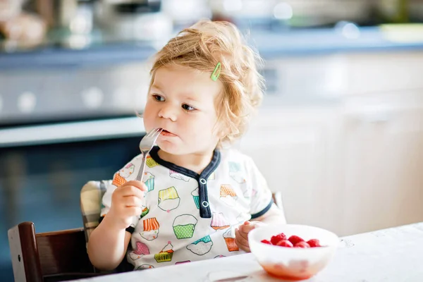 Entzückende Baby Mädchen Essen Aus Löffel Frische Gesunde Himbeeren Nahrung — Stockfoto