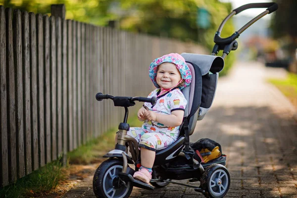 비스킷이나 자전거를 귀엽고 귀여운 날에는 아기가 부모님과 산책하러 갑니다 — 스톡 사진