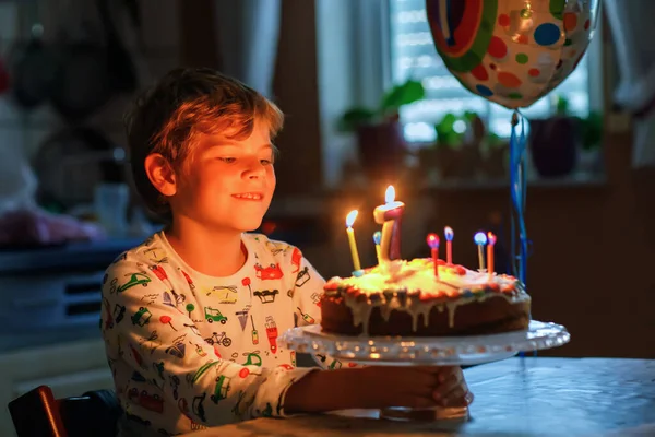 Adorable Niño Rubio Feliz Celebrando Cumpleaños Niño Soplando Siete Velas —  Fotos de Stock
