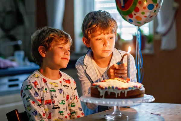 Güzel Çocuk Anaokulu Çocuğu Doğum Gününü Kutluyor Yapımı Pastaya Mum — Stok fotoğraf
