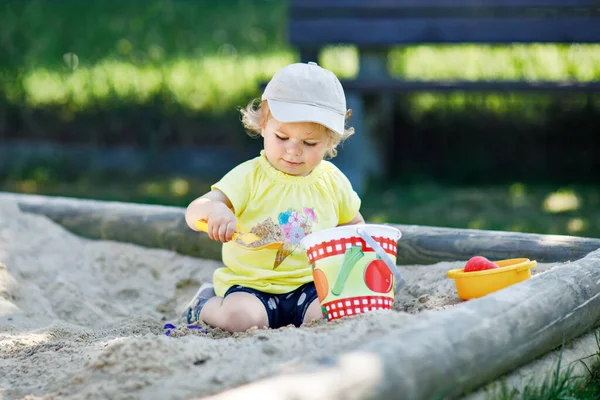 Glückliches Kleinkind Das Sand Auf Dem Spielplatz Freien Spielt Baby — Stockfoto