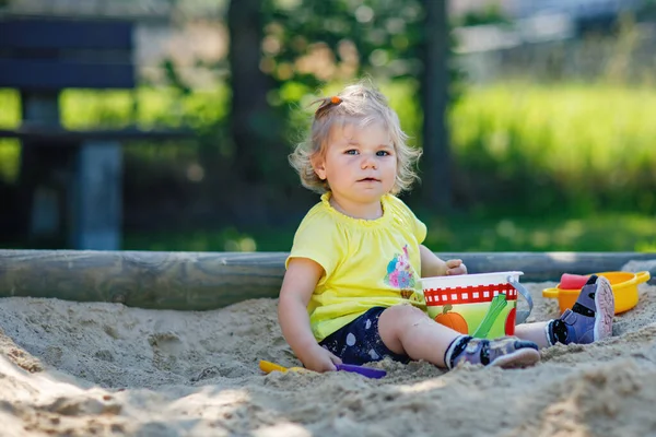 Счастливая Девочка Играющая Песке Открытой Площадке Ребенок Развлекается Солнечный Теплый — стоковое фото