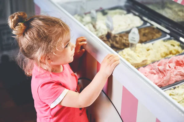 可爱的幼儿女孩选择和购买冰淇淋在咖啡馆 快乐的小孩看着不同种类的冰淇淋 甜甜的家做甜点 — 图库照片