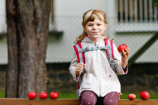 Маленька Мила Дівчинка Їсть Червоне Стигле Яблуко Щаслива Усміхнена Дитина — стокове фото