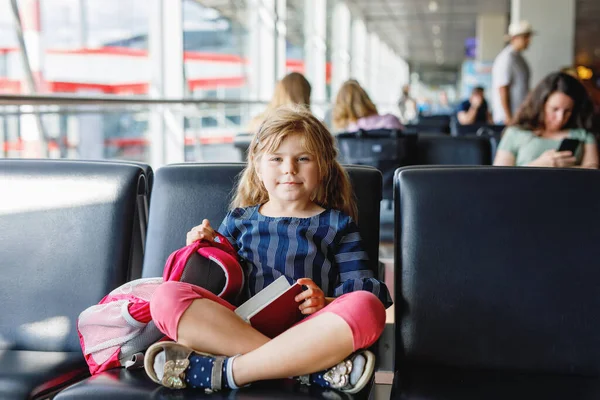 Маленька Дівчинка Аеропорту Чекає Посадку Велике Вікно Мила Дитина Тримає — стокове фото
