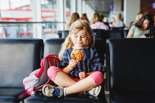 Маленька Дівчинка Аеропорту Чекає Посадку Велике Вікно Мила Дитина Їсть — стокове фото