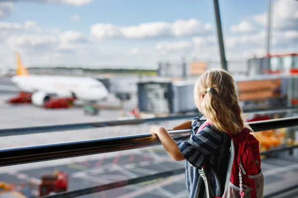 Petite Fille Aéroport Attend Atterrir Grande Fenêtre Mignon Gamin Tient — Photo