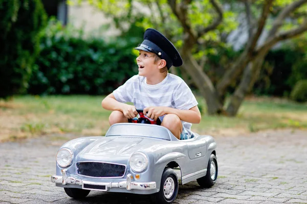 Lycklig Unge Pojke Leker Med Stora Gamla Leksaksbil Sommarträdgården Utomhus — Stockfoto
