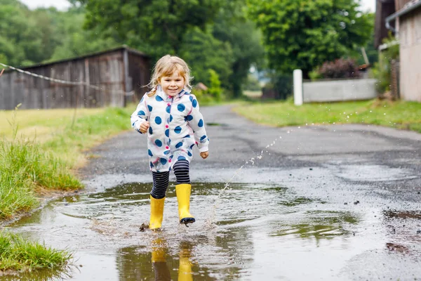 Piccola Bambina Che Indossa Stivali Pioggia Gialli Correndo Camminando Durante — Foto Stock
