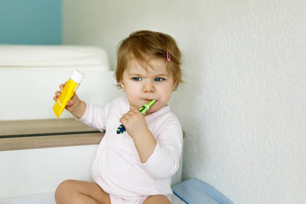 小女孩拿着牙刷 托德勒学习清洁乳牙 卫生和保健概念 在浴室里快乐的孩子 — 图库照片