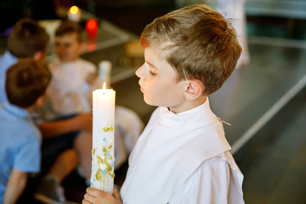 Kleine Jongen Die Zijn Eerste Heilige Communie Ontvangt Gelukkig Kind — Stockfoto