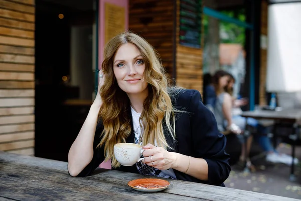 Junge Geschäftsfrau Trinkt Cappuccino Und Kaffee Glückliche Alleinstehende Frau Café — Stockfoto