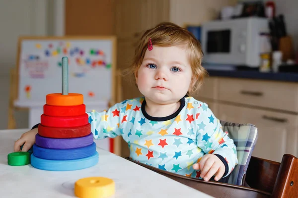 Niedliche Schöne Kleine Mädchen Spielen Mit Lernspielzeug Hause Oder Kinderzimmer — Stockfoto
