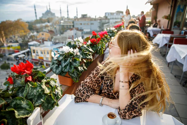 Les Femmes Voyagent Istanbul Boivent Café Dinde Dans Café Sur — Photo