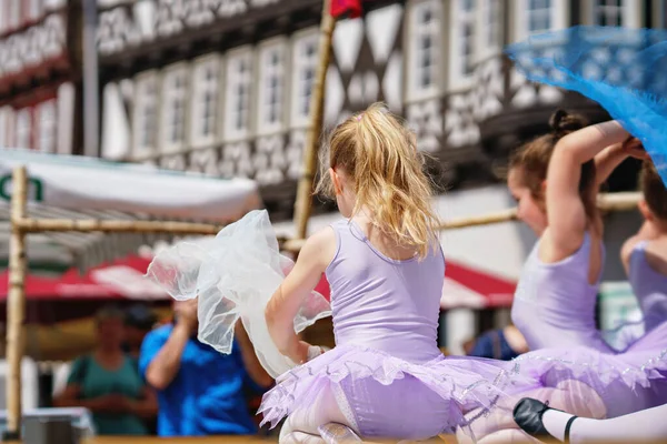 Kleine Vorschulmädchen Tanzen Ballett Beim Stadtfest Schöne Glückliche Kinderballerina Tutu — Stockfoto