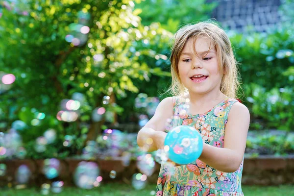 Feliz Niña Rubia Preescolar Divirtiéndose Con Soplador Jabón Burbuja Lindo —  Fotos de Stock