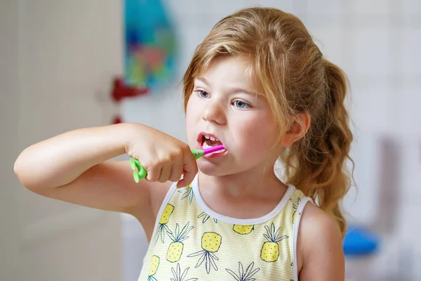 Cute Little Girl Toothbrush Toothpaste Her Hands Cleans Her Teeth — Foto de Stock