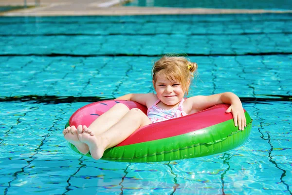 Mutlu Küçük Kız Güneşli Yaz Gününde Açık Havuzda Renkli Şişme — Stok fotoğraf