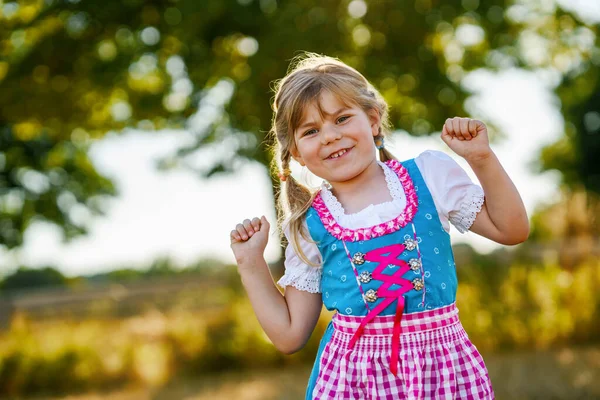 Милая Маленькая Девочка Традиционном Баварском Костюме Пшеничном Поле Счастливый Ребенок — стоковое фото
