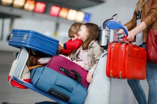 Due Bambini Piccoli Maschio Femmina Fratelli Madre All Aeroporto Bambini — Foto Stock