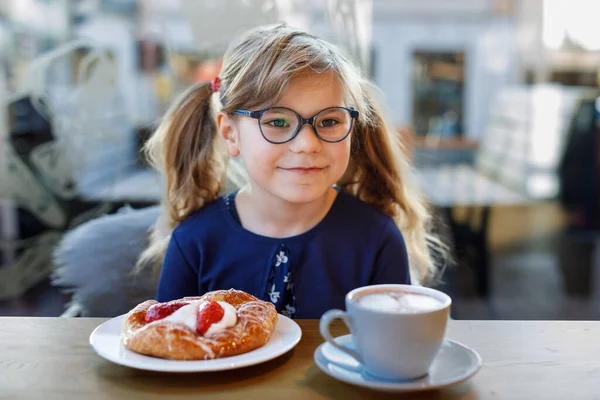 Menina Sorridente Adorável Com Óculos Tomar Café Manhã Café Criança — Fotografia de Stock