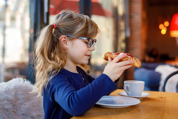 Schattig Lachend Meisje Met Bril Ontbijten Een Café Voorschoolse Kind — Stockfoto