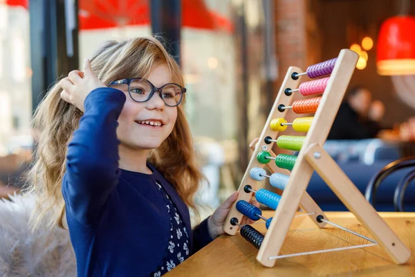 Liten Förskola Flicka Leker Med Pedagogiska Trä Regnbåge Leksak Counter — Stockfoto