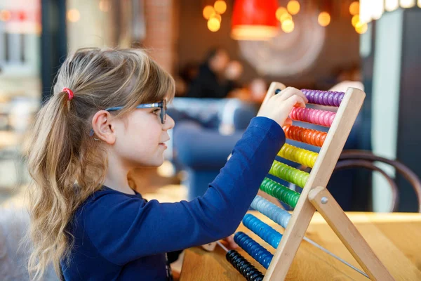 Pequena Menina Pré Escolar Brincando Com Educativo Arco Íris Madeira — Fotografia de Stock