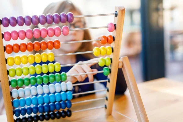 Niña Preescolar Jugando Con Arco Iris Madera Educativo Contador Juguetes —  Fotos de Stock