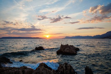 İnanılmaz sahil günbatımı sonsuz ufuk çizgisi ve inanılmaz köpüklü dalgalarla